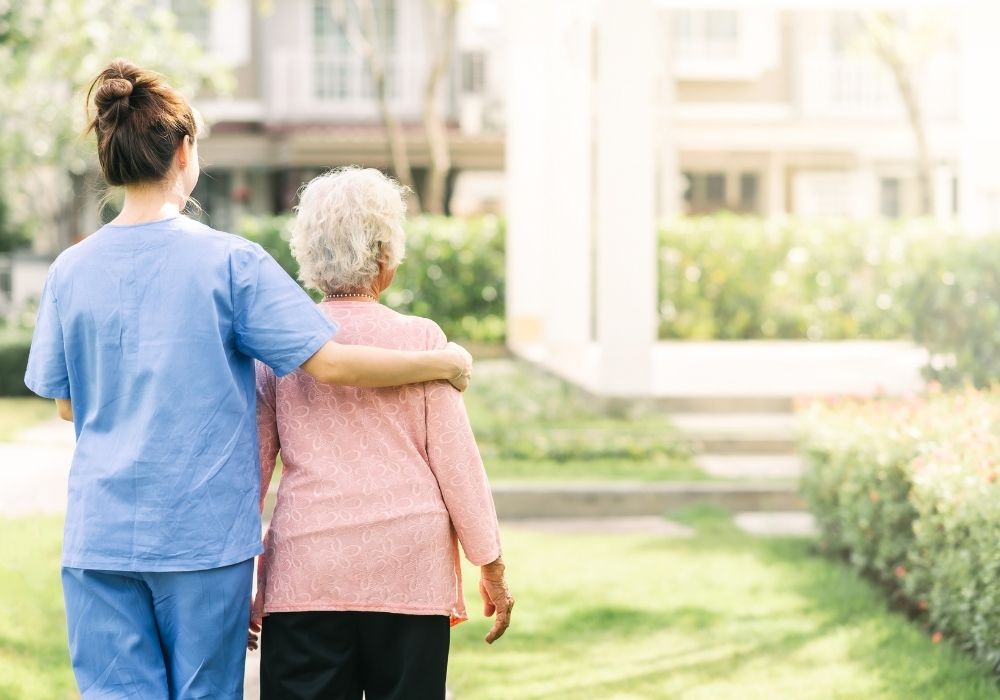 دار رعاية مسنين القاهرة ويسعى جاهدًا لتزويدهم بـ "لمسة حياة" إيجابية ومُرضية كل يوم.