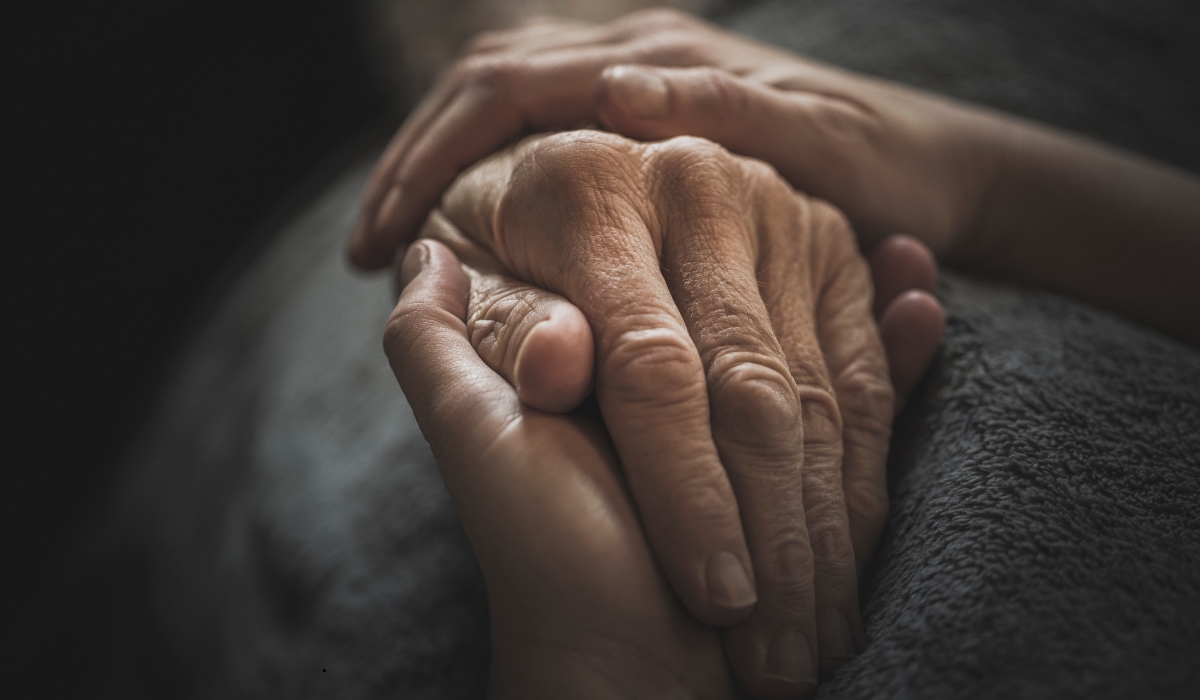 صورة مقرّبة ليد شخص مسن تعبّر عن الحكمة والتجربة والحنان