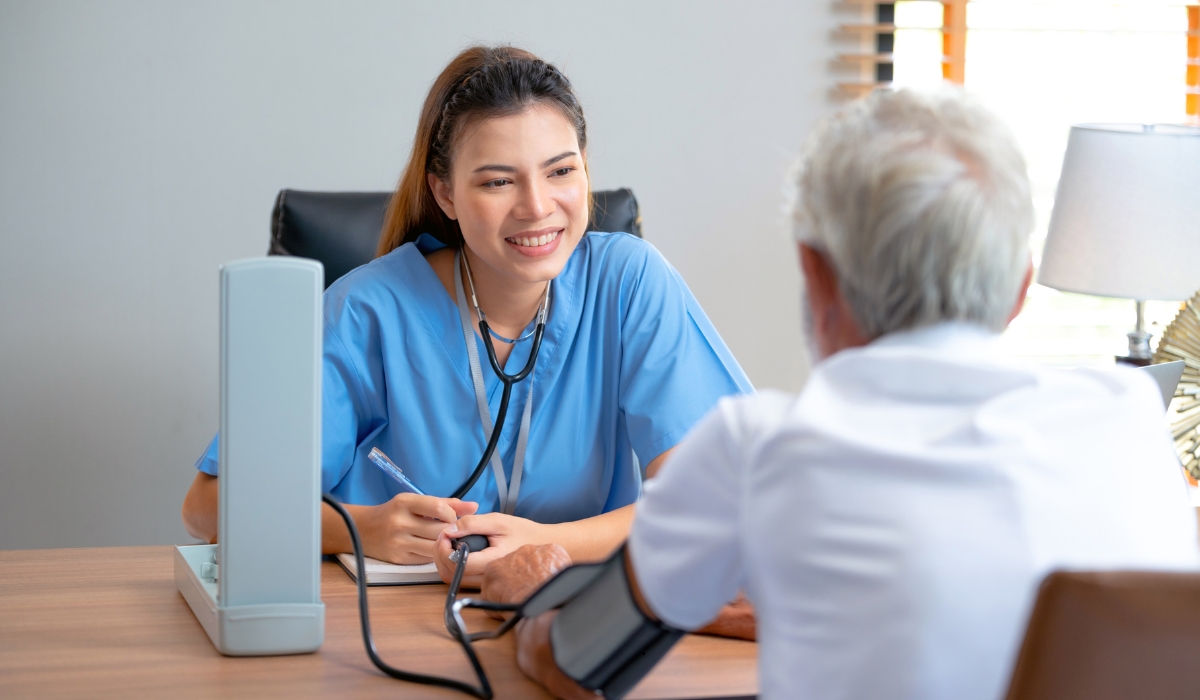 أفضل دار رعاية لكبار السن في مصر – دار لمسة حياة صورة لدار رعاية حديثة ومريحة تستقبل كبار السن في بيئة إنسانية