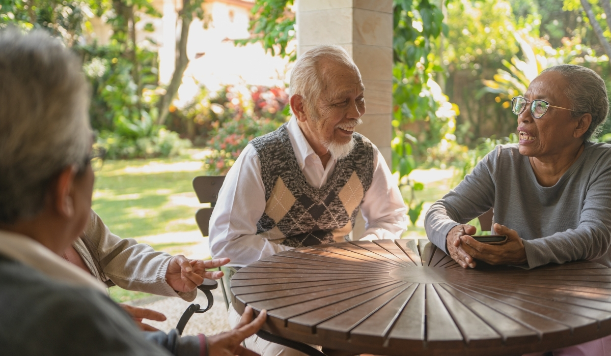 أنشطة ترفيهية وذهنية واجتماعية متكاملة في دار لمسة حياة لرعاية كبار السن مجموعة من كبار السن يشاركون في أنشطة ترفيهية وذهنية واجتماعية داخل دار لمسة حياة.