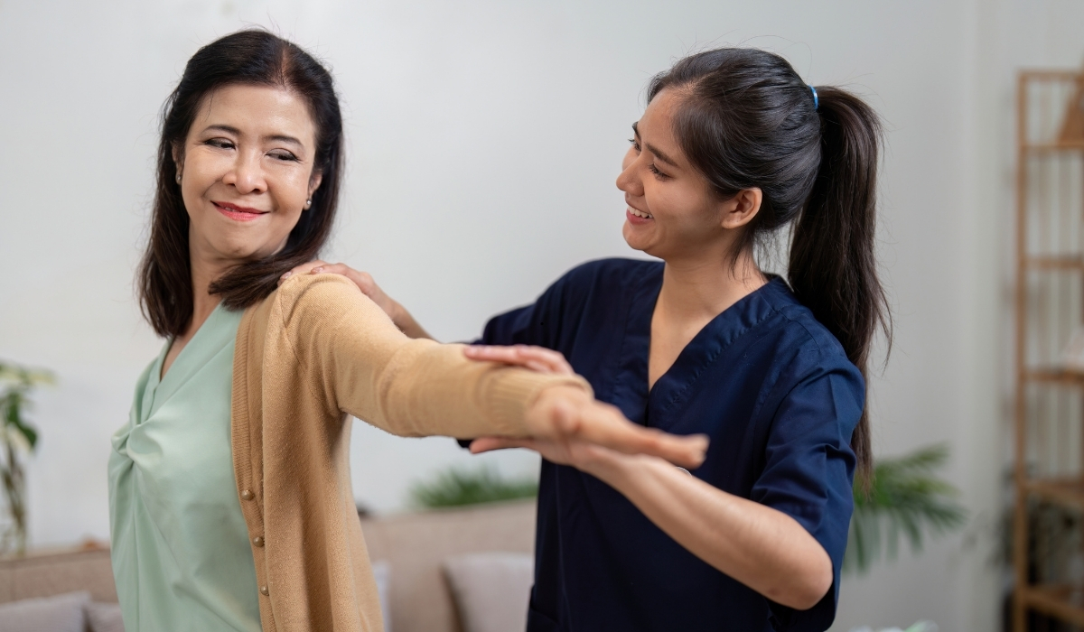 أنشطة روحية وصحية وتفاعلية متكاملة في لمسة حياة لتعزيز رفاهية كبار السن كبار السن يشاركون في أنشطة جماعية روحية وصحية داخل دار لمسة حياة لتعزيز الراحة النفسية والجسدية.