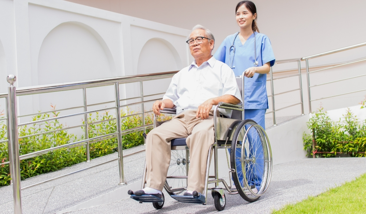 لمسة حياة أفضل دار رعاية للمسنين في مصر تقدم خدمات متكاملة برعاية دافئة وبيئة آمنة مسن مبتسم يتلقى الرعاية من ممرضة داخل دار لمسة حياة، في بيئة آمنة ومريحة