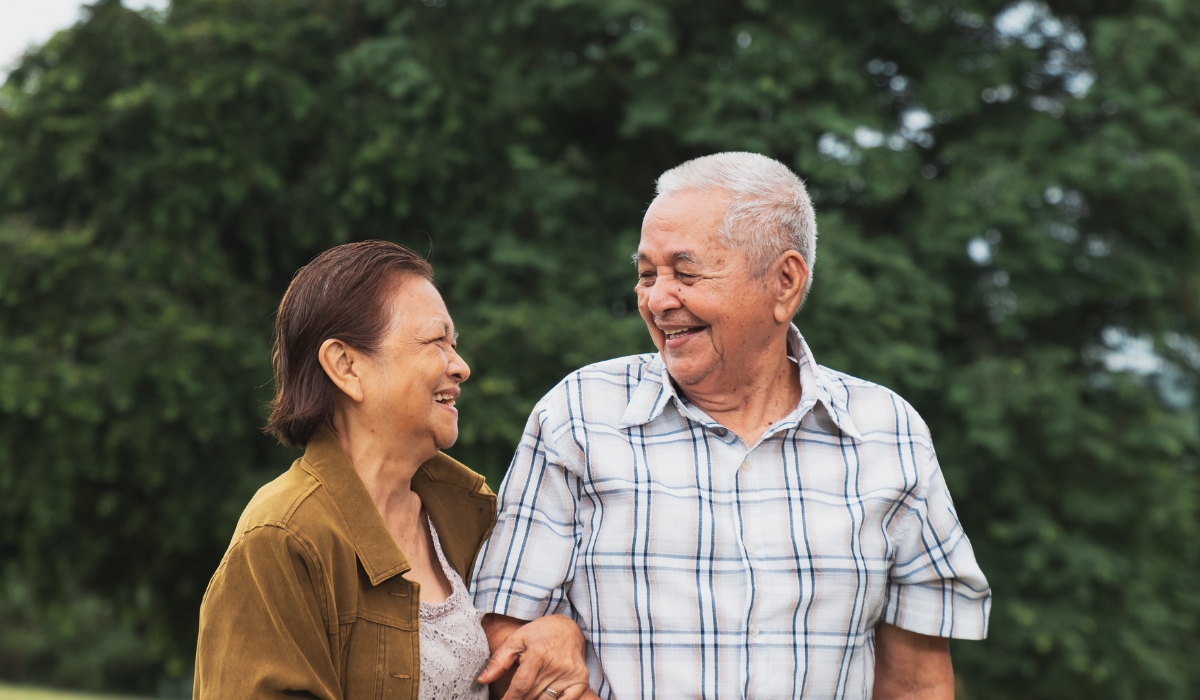 صورة لامرأة مسنة تبتسم في بيئة رعاية إنسانية داخل دار لمسة حياة