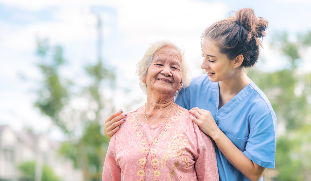 صورة توضح كبار السن في دار رعاية يتمتعون بالأمان والرعاية وسط أجواء دافئة