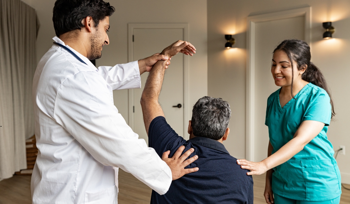 أهمية الرعاية الطبية لكبار السن رعاية طبية متخصصة لكبار السن لضمان صحة أفضل وحياة آمنة