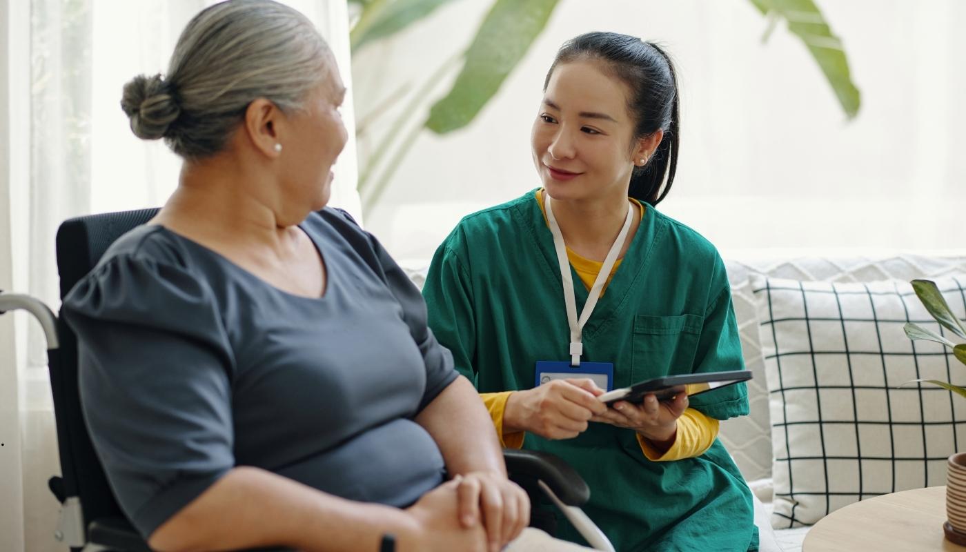 أفضل دار رعاية لكبار السن في مصر – لمسة حياة صورة توضح بيئة رعاية مميزة وآمنة لكبار السن داخل دار مسنين لمسة حياة في مصر.